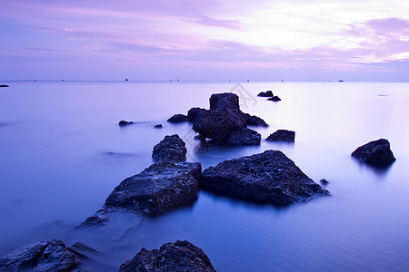 美丽的海景 日落时的海与岩石蓝色海洋冲浪泡沫海岸旅行地平线场景天空气候图片