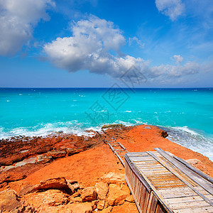 Cala Saona 带绿绿石的地中海海岸蓝色旅行天堂泡沫太阳海滩天空景点假期地标图片