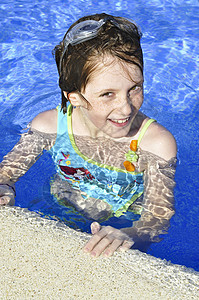 女孩在夏天游泳池中微笑和快乐童年娱乐女性喜悦游泳眼睛幸福闲暇运动水池图片