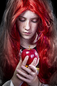 有红苹果的女孩 以诗意表示女性快乐营养魅力女士饮食卫生故事头发水果图片