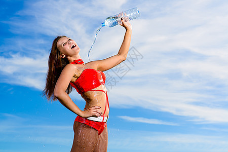 穿红色制服 带一瓶水的女运动员气泡饮用水矿泉水补水水瓶气体健康口渴活力自我观图片