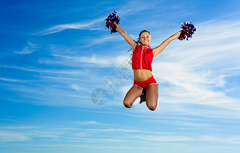 穿红装跳跃舞的啦啦队青年飞跃幸福青少年活力女孩演员灵活性平衡快乐霹雳舞图片