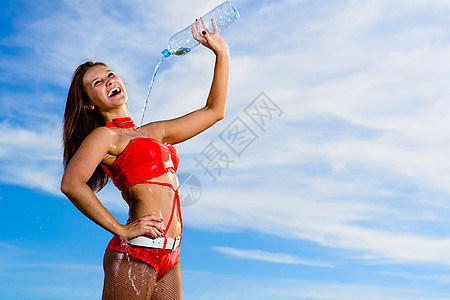 穿红色制服 带一瓶水的女运动员口渴食物塑料瓶气泡看法健康保湿补水纯净水气体图片