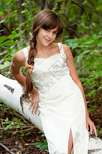 身穿白裙子的俄罗斯女孩 在一棵树林里季节晴天桦木编织公园植物青年木头男生女性图片