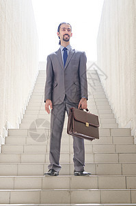 商业概念上有楼梯的商务人士人士男人手提箱公文包天空进步生长工人梯子商务图片