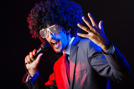 戴假发的年轻歌手 在迪斯科歌唱艺术家音乐会男性男人星星爆炸流行音乐音乐音乐家娱乐图片