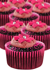粉红杯中美味巧克力蛋糕图片