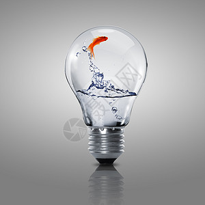 电灯泡里有金鱼蓝色活力力量智力创新创造力液体亮度燃料金属图片