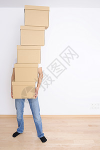 移动日家庭微笑男性纸板包装成人房子纸盒快乐公寓图片
