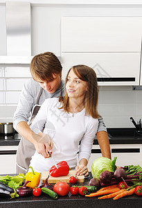 做饭的情侣蔬菜桌子烹饪女士快乐丈夫男性生活食物妻子图片