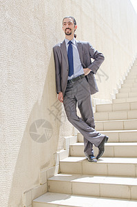 商业概念上有楼梯的商务人士工人工作金融人士男性梯子商务公文包员工手提箱图片