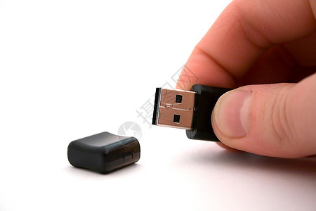 以白色背景将 usb 储存在手边背景图片