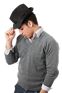 身戴黑帽子的英俊青年男子套衫大男子男人牛仔裤主义冒充白色灰色帽子男性图片