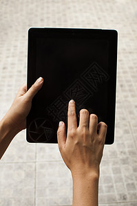 妇女手触摸屏幕装置按钮界面记事本互联网电脑技术商业女性钥匙笔记本图片