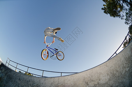 BMX 自行车尾尾鞭极限天空小轮车跳跃青年乐趣风光坡道红色都市图片