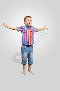 快乐的小孩跳跃童年青年自由男生幸福微笑朋友活力乐趣喜悦图片