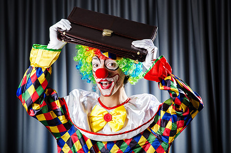 演播室的滑稽小丑拍摄艺人戏服化妆品男人公文包喜剧演员生日假发马戏团图片