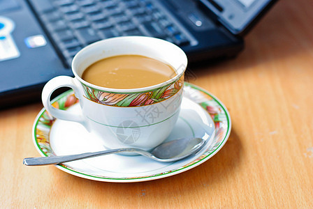 咖啡和笔记本电脑键盘技术桌子咖啡店工作早餐杯子工作室按钮牛奶图片