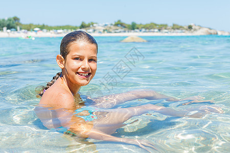 年轻女孩在海上玩耍快乐竞赛闲暇童年游泳家庭假期幸福孩子青少年图片