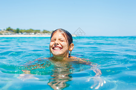青少年游泳年轻女孩在海上玩耍太阳闲暇竞赛快乐活动热带幸福文化游泳喜悦背景