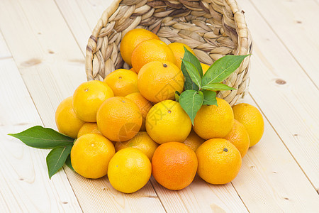 桌上新鲜的橘子桌子热带篮子团体食物橙子饮食宏观水果果汁图片