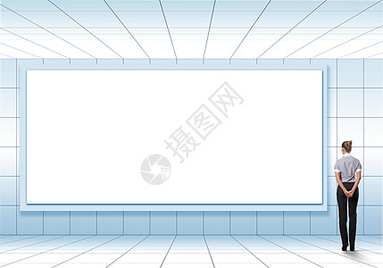 站在空白广告牌旁边的商家控制板海报商务框架艺术木板盒子灰色帆布广告图片