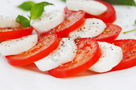 番茄和莫zzarella切片在盘子上厨房草本植物水果小吃沙拉午餐饮食美食蔬菜餐厅图片