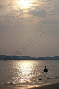 在沙滩上晒太阳地平线假期天空蓝色旅游阳光海岸线海岸日落太阳图片