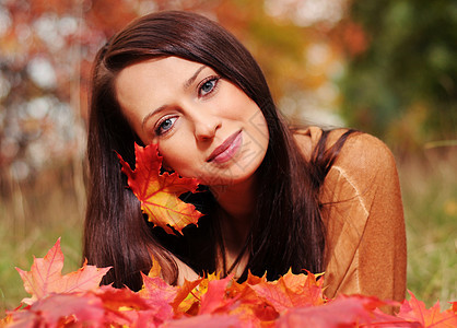 美丽优雅佳丽的女人快乐闲暇女士头发公园女孩季节喜悦森林叶子图片