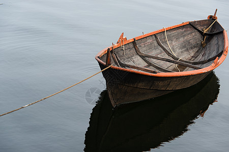 划船反射池塘浅滩帆船蓝色孤独金子薄雾图片