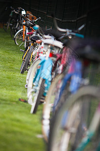 停泊自行车运动文化女孩们车轮金属女性工作男生房子场景图片