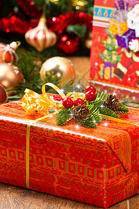 圣诞树和圣诞礼物盒房间烛光房子松树礼物装饰季节庆典圣诞礼物蜡烛图片