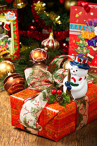 圣诞树和圣诞礼物盒松树房间假期装饰蜡烛礼物展示庆典金子饰品图片
