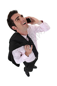 商务人士在打电话时大笑出声沟通快乐工作通讯套装幸福领带衬衫男性电话图片