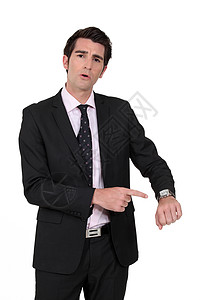 商务人士指着他的手表商务检查男人后来者时间办公室经理职业员工套装图片