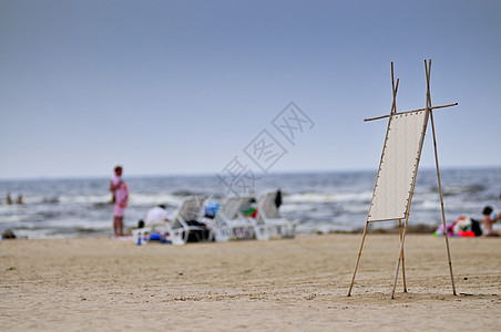 海滩沙滩上的菜单板图片