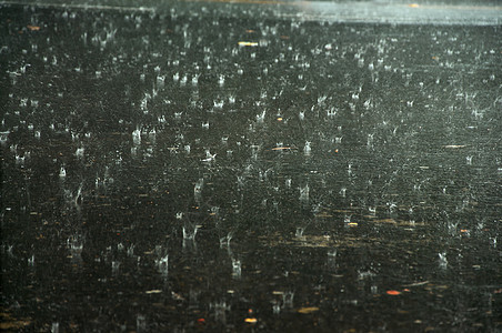 街上落雨图片