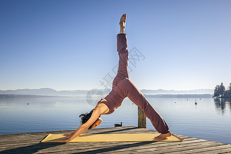 瑜伽妇女姿势平衡身体蓝色天空福利沉思训练女性运动图片