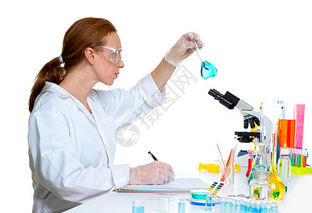 拥有玻璃瓶的实验室化学实验室女科学家大学微生物学化学家女性玻璃显微镜工作女士生物医院图片