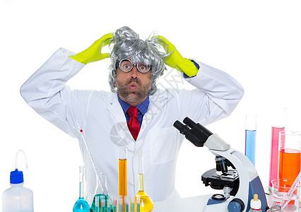 疯狂的疯子书呆子科学家 在实验室滑稽表情大学化学桌子管子显微镜化学品玻璃男人男性调查图片