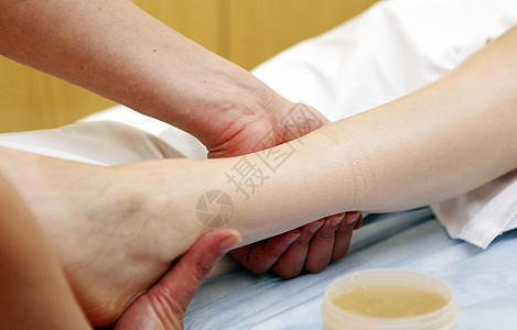 在温泉疗养院进行脚按摩愈合卫生女性皮肤按摩师治疗师治疗保健芳香沙龙图片