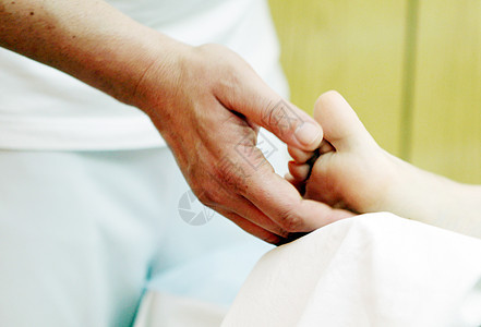 在温泉疗养院进行脚按摩芳香治愈保健疗法反射皮肤沙龙按摩师治愈者药品图片