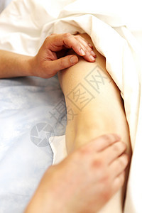 在温泉疗养院进行脚按摩皮肤治愈手指药品疗法芳香治疗按摩师保健治疗师图片