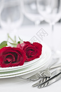 浪漫晚餐会纪念日器皿用具叉子用餐桌子餐厅环境酒杯盘子图片