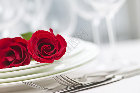 浪漫晚餐会玫瑰餐厅叉子纪念日夫妻花朵桌子银器用餐眼镜图片