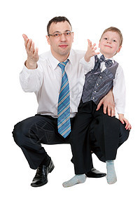 商务人士和他儿子在工作室拉着他的手图片
