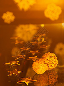 香槟cork假期黑暗软木反射蜡烛雪花金子玻璃庆典新年背景图片