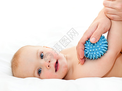婴儿按摩身体保健医生刺激女孩母亲手指按摩师女士棕榈图片