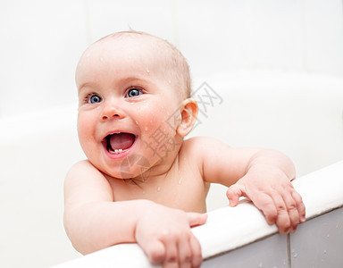 洗澡快乐浴缸浴室孩子情感乐趣皮肤身体童年生活女孩图片