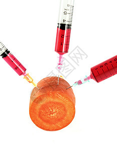 用注射针筒注射胡萝卜 白底隔离果汁注射器医生沙拉营养科学食物饮食橙子手套图片